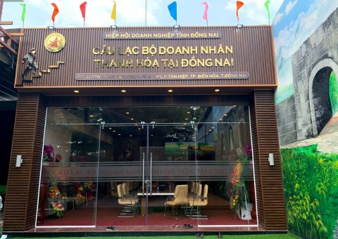 Làm biển quảng cáo với gỗ nhựa Việt Ý