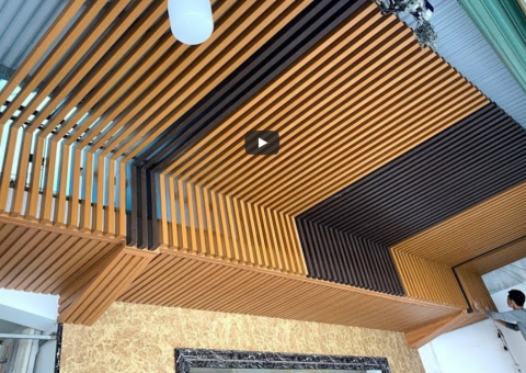 Thi công trần lam treo xương cá L40x60 gỗ nhựa Việt Ý